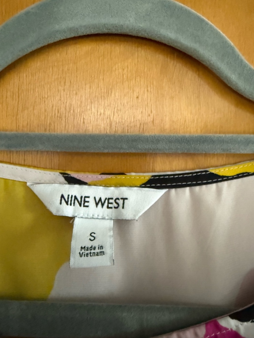Nine West Bold Abstract Print Blouse Size S Pink Yellow Black Statement Top - Picture 2 of 3